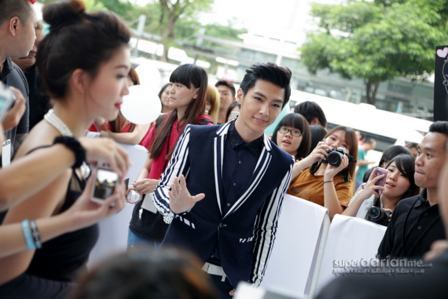 Aaron Yan walking down the red carpet at Dazzling Cafe Singapore's official opening at Capitol Piazza