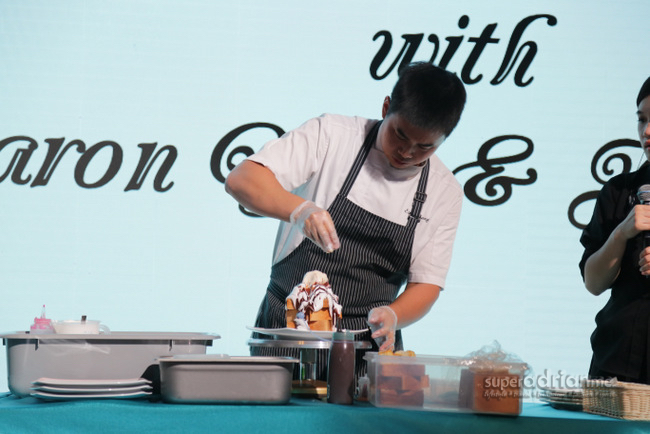 Demonstration of how the famous Dazzling Cafe Honey Toast is made