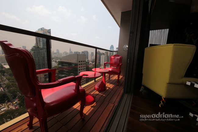 Hotel Indigo Bangkok Wireless Road is located in a peaceful neightbourhood which is conveniently close to a BTS station, eateries, malls as well as the LUMPINI Park.