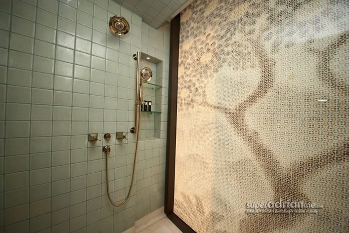 Shower Room with sitting area at the Chaiyapruek Executive Room at Hotel Indigo Bangkok Wireless Road | SUPERADRIANME.com Shower Room with sitting area at the Chaiyapruek Executive Room at Hotel Indigo Bangkok Wireless Road