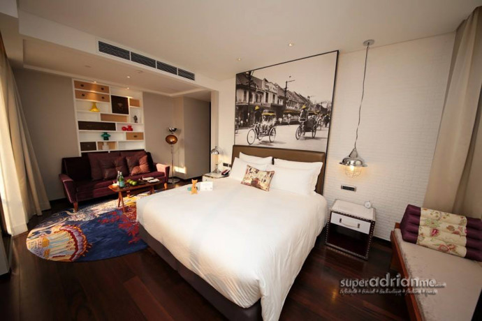 Day bed and king bed in the Chaiyaruek Executive Room at Hotel Indigo Bangkok Wireless Road