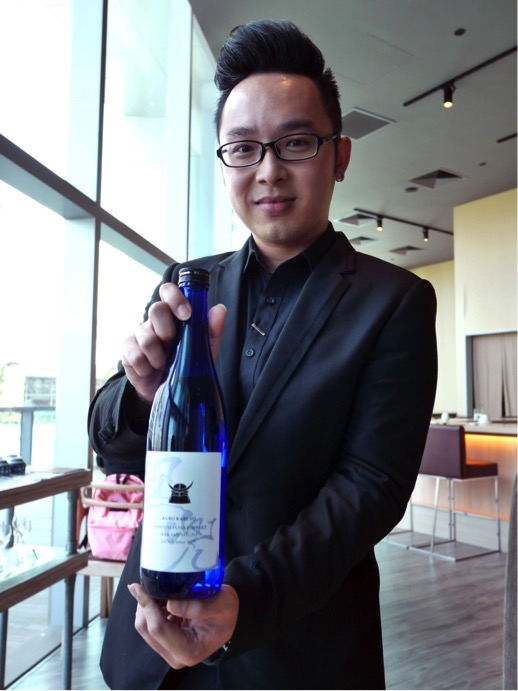 The manager of Tburu presents the restaurant’s exclusive sake from Fukuoka, Kurokabuto Yumeikkon Junmaiginjo 55% at S$108/1.8L Bottle.