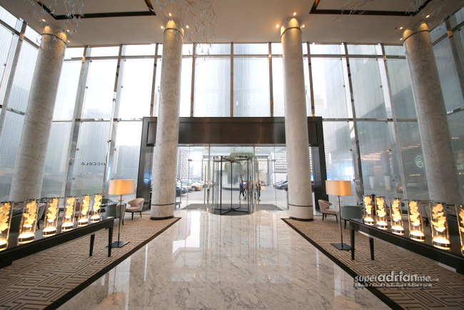 Enter the Niccolo Chengdu and walk through The Tea Room with high ceilings and floor to ceiling windows.