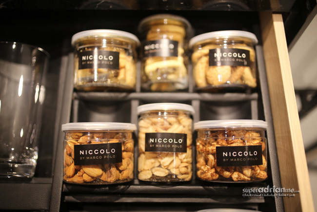 Cookies and Nuts in the mini bar at Niccolo Chengdu