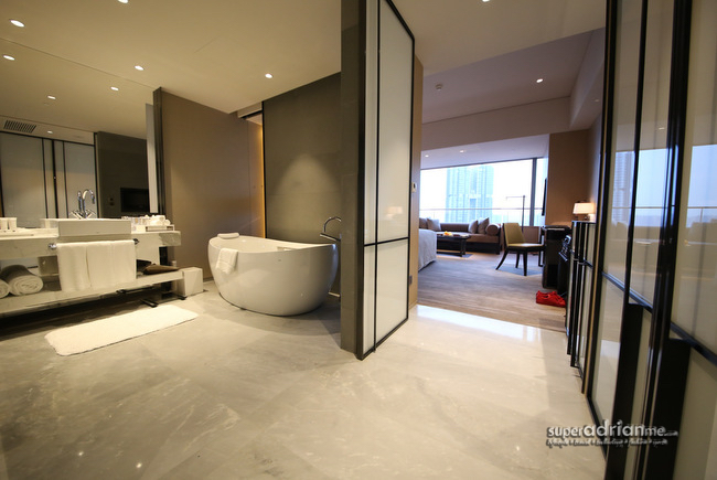 Step into the Niccolo Chengdu N2 room and you walk into a huge space featuring the bathroom and bedroom.