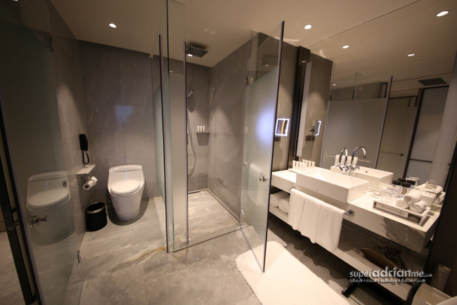 Niccolo Chengdu N2 Room - Separate Shower and Toilet in the bathroom