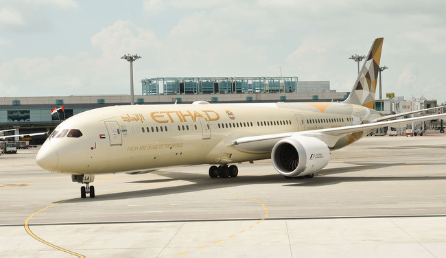 Etihad Airways B787-9 Dreamliner (A6-BLA) lands in Singapore Changi Airport on 2 August 2015.