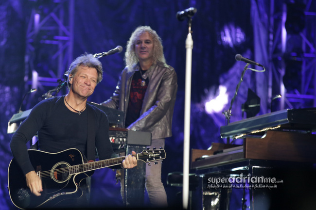Bon Jovi was the closing entertainment show for the 2015 Singapore Airlines Formula 1 Singapore Grand Prix. He performed to a packed Padang field in Singapore on 20 September 2015. These photos were taken during the first three songs of his performance.
