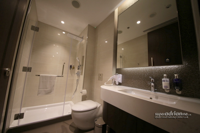 There are six shower rooms at the British Airways Singapore lounge at the British Airways Singapore Lounge.