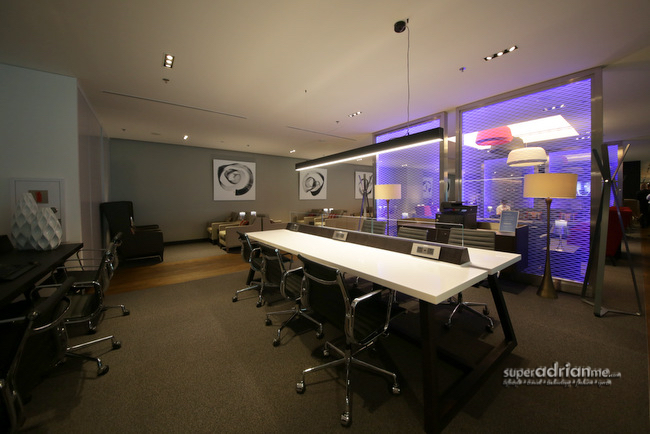 Working stations are available when you walk all the way to the end of the British Airways Singapore lounge.