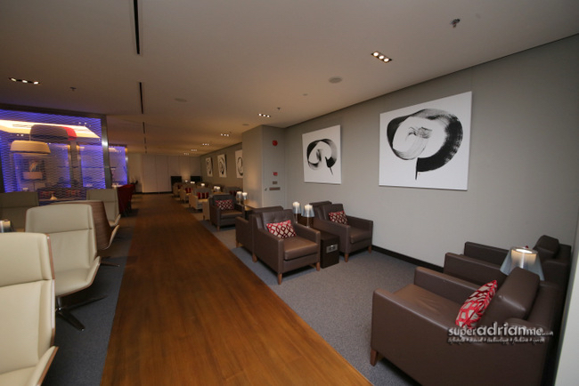 Relax and enjoy the art in British Airways Singapore lounge