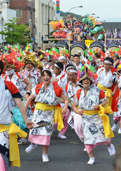 Haneto dancers dance to chants of Rassera Rassera, Rasse Rasse Rassera. Credits: Japan-guide.com.