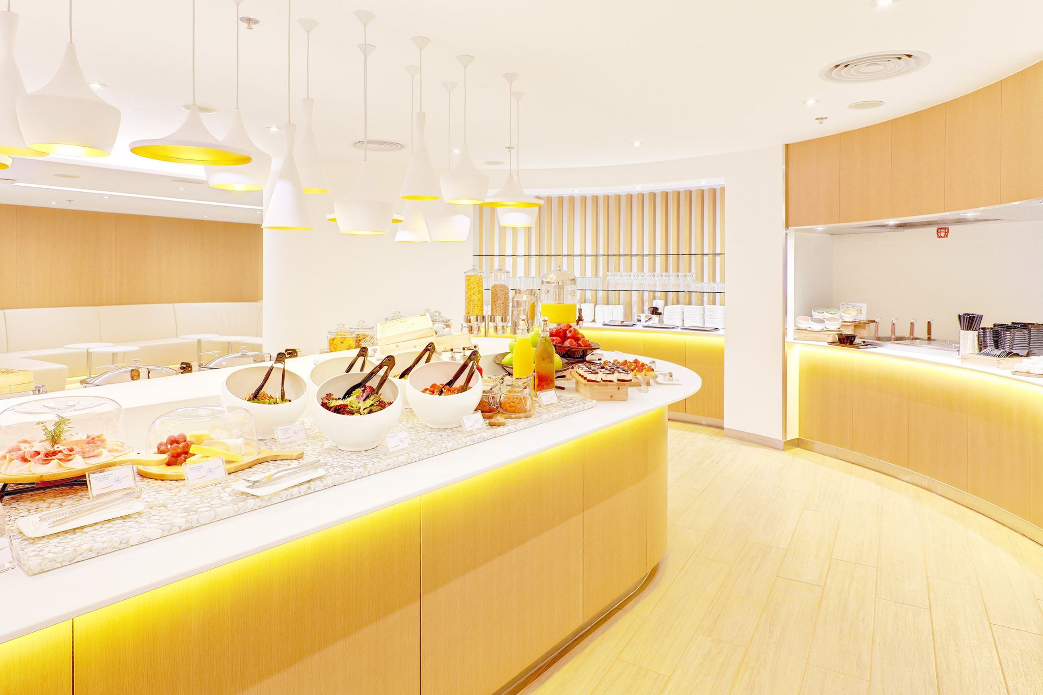 Hot and Cold International Buffet at SkyTeam Exclusive Lounge in Hong Kong International Airport