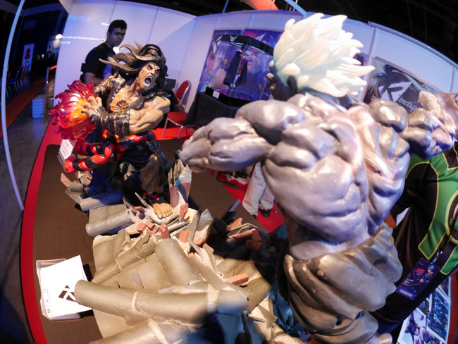 On display over at Kinetiquettes' booth; Evil Ryu and Oni Akuma.