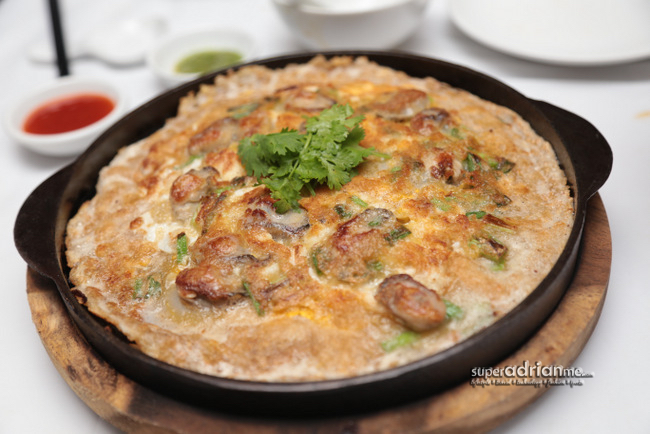 Ping's Deep fried oyster omelet on sizzerling plate