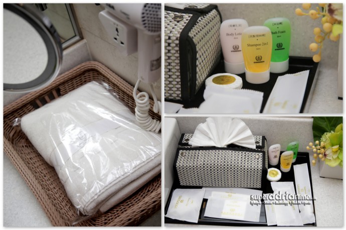 Toiletries, fresh towels provided in the shower rooms at EVA Air Lounge in Bangkok Suvarnabhumi Airport