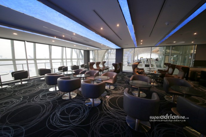 Seats at EVA Air lounge at Bangkok Suvarnabhumi International Airport with a view of aircraft on the tarmac