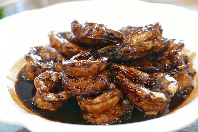 Jumbo Prawns in Traditional Dark Sauce (S$36)