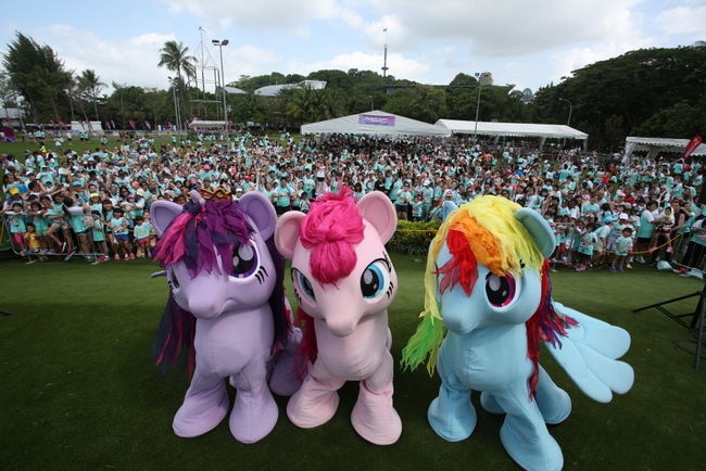 Some 5,500 fans took a group shot with the My Little Pony characters