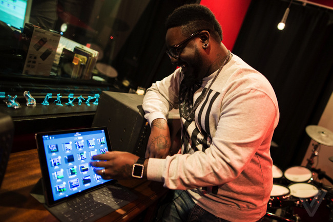 Rapper T-Pain giving a demo on Apple's GarageBand 2.1. (Credits: The Verge)