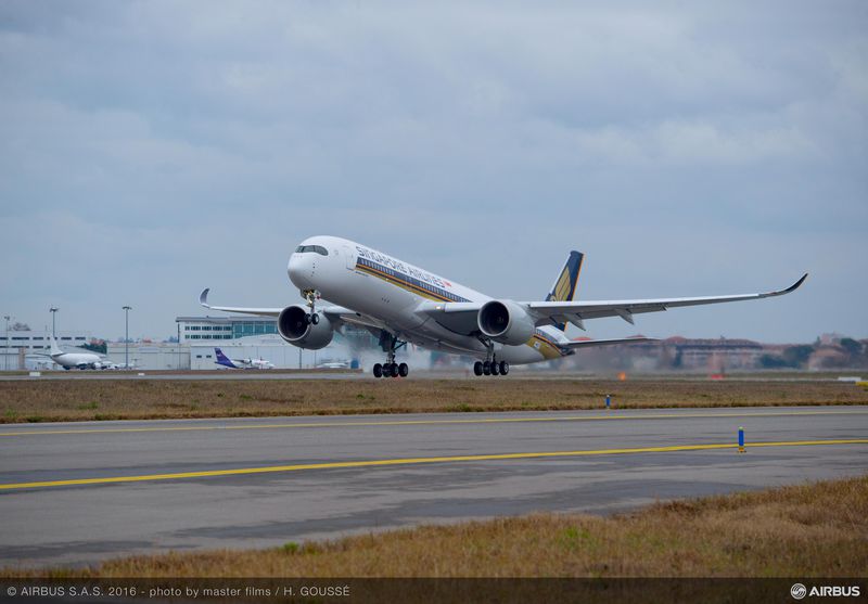A350-900_Singapore_Airlines_first_flight_3