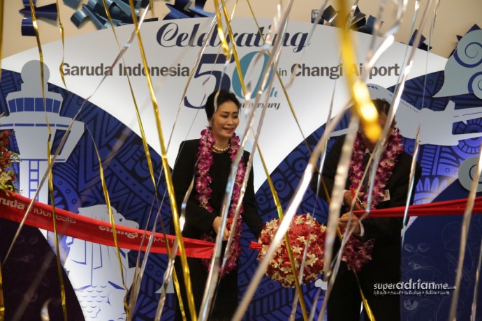 Garuda Indonesia Chief Commercial Officer and Changi Airport Group Representative celebrating Garuda Indonesia's 50th Anniversary in Singapore.