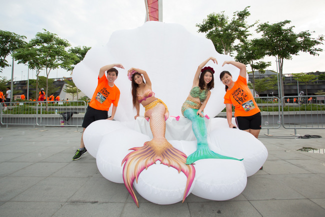 Runners with Singapore's iconic Mermaid Syrena at Fish-man Island Zone