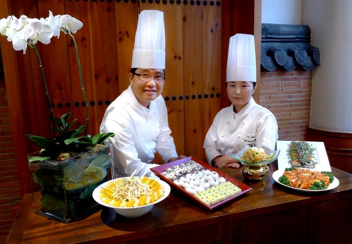 Guest Chefs Gu Yong Hoi and Chef Kang Jung Sun presenting their Korean specialties at Orchard Café