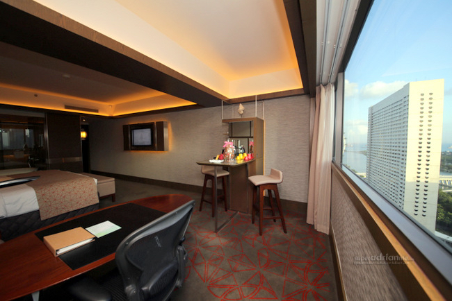 Pan Pacific Singapore Habour Studio comes with a view of the Marina Bay
