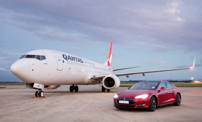 Qantas 737 Races Tesla Model S (Qantas photo)
