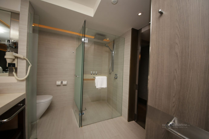 Separate shower and bathtub in Pan Pacific Singapore Habour Studio Room Bathroom