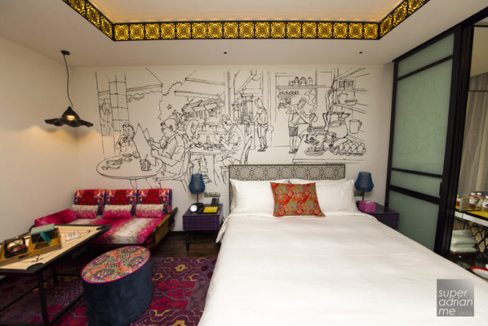 Hotel Indigo Singapore Katong - Premier Room 1221 bed and sofa