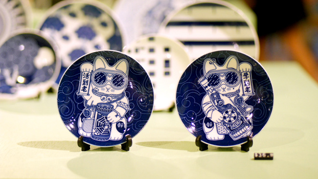 Porcelain plates with fortune cats (S each).