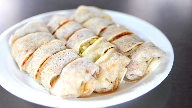 Popiah (3 rolls for S$5.50) from Lagoon Carrot Cake.