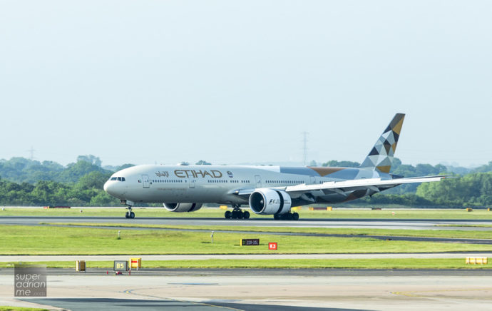 Etihad Airways B777-300ER landing in Manchester Airport (5 June 2016)