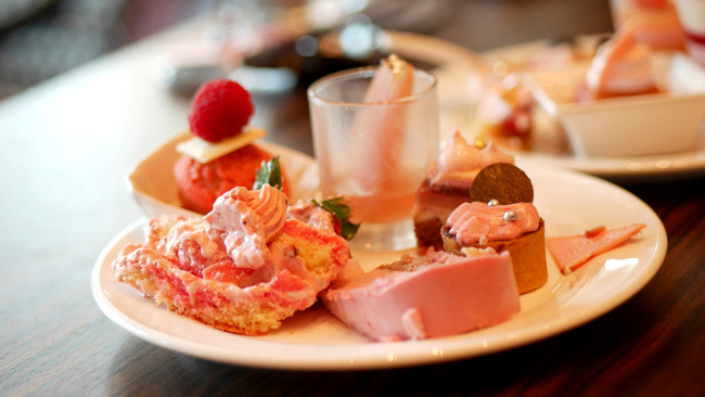A vast array of pink-themed desserts await you at Kwee Zeen Pink Saturday Brunch.