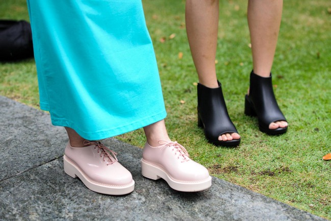 Melissa Grunge in Pink retails at S$185 (left) and Melissa Elastic Dance in Black retails at S$195 (right).