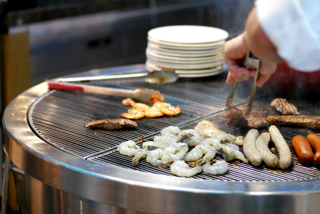 Grill Station in action at Pan Pacific Singapore Edge's Surf and Turf Tuesdays.