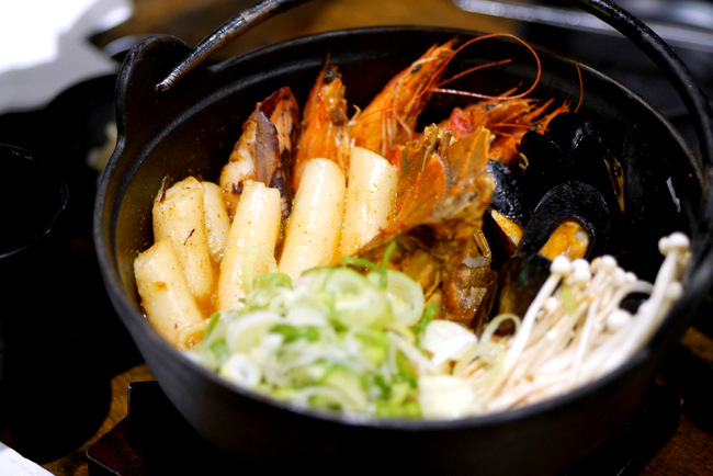 Spicy Seafood Stew (S$36.80) with squid, mussels, crayfish, and prawns cooked in Masizzim secret recipe sauce. It is customisable with 4 levels of spice and comes with either glass noodles or Korean udon.