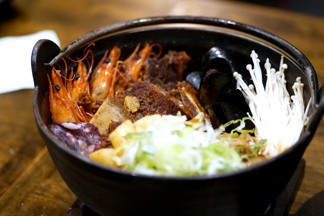 Spicy Seafood Beef Stew (S$38.80) with the Masizzim Spicy Seafood Stew as a base with added chunks of slow-cooked beef ribs. It is customisable with 4 levels of spice and comes with either glass noodles or Korean udon.