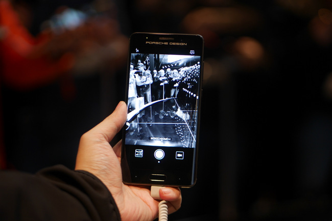 PORSCHE DESIGN Huawei Mate 9 taking a photo in Monochrome mode.