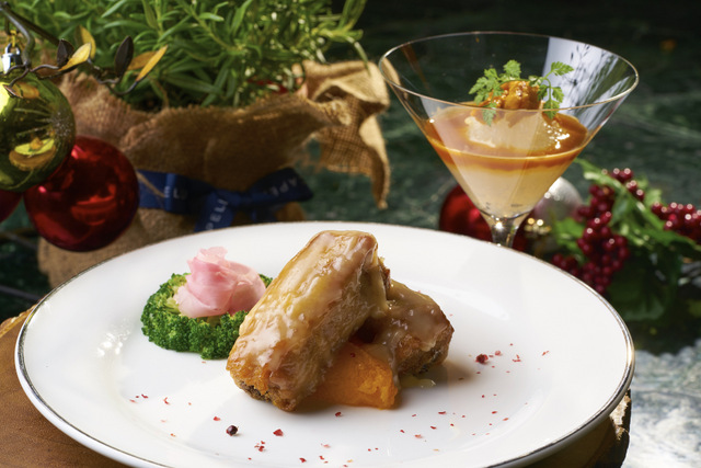 Baked Spare Ribs with Champagne Sauce, Double boiled Thick Chicken Broth with Fresh Crab Claw and Dried Scallops. (Source: Capella Singapore)