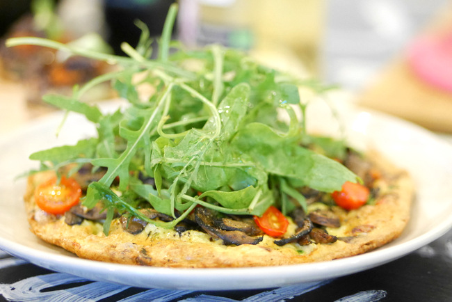 Kitchen by Food Rebel presents Roast Pepper Frittata with Arugula: pizza style eggs with roasted peppers and mushrooms, topped with arugula (Gluten-free, dairy free and nut free).