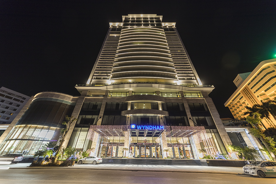 The facade of Wyndham Legend Halong at night.