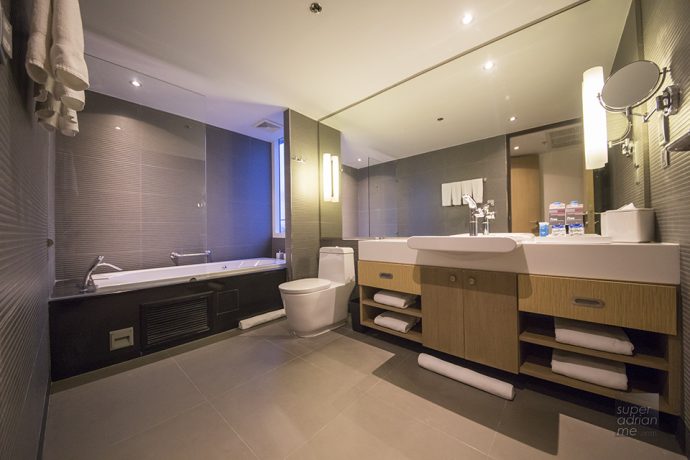 Aloft Bangkok Sukhumvit 11 - Spacious bathrooms in bigger rooms come with bathtubs.