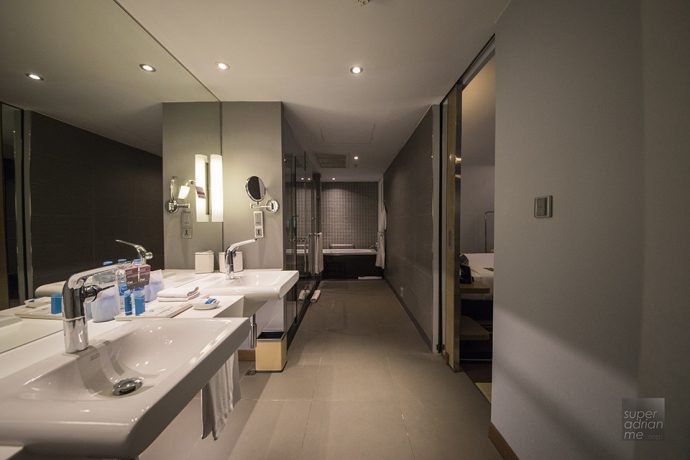 Aloft Bangkok Sukhumvit 11 - Suite Bathrooms with bathtub and separate showers