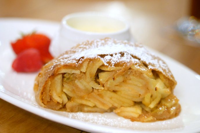 Apfelstrude (apple strudel) (S$14) : served with cream.