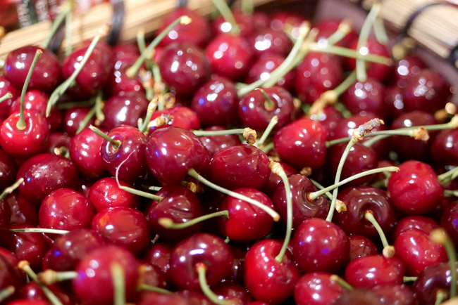Western Australia Worth Sharing showcases their fresh, sweet cherries.