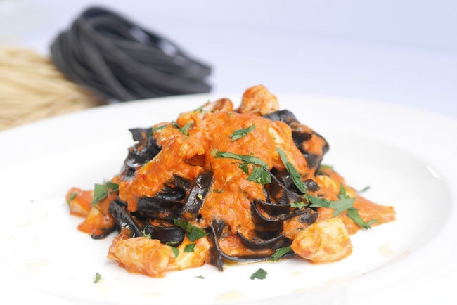 Fettucine Nere alla Polpa di Granchio (S$23) : homemade squid ink pasta with crabmeat tossed in tomato sauce with a touch of cream.