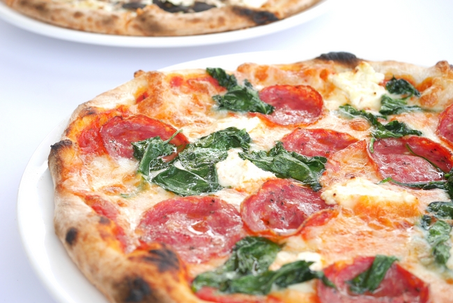 Pizza Acqua e Farina (S$25) : tomato, mozarella, ricotta cheese, salami and sautéed spinach.